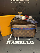 Bolsa Louis Vuitton Messenger
Monogram Outdoor PM Brown Blue - Pronta Entrega
