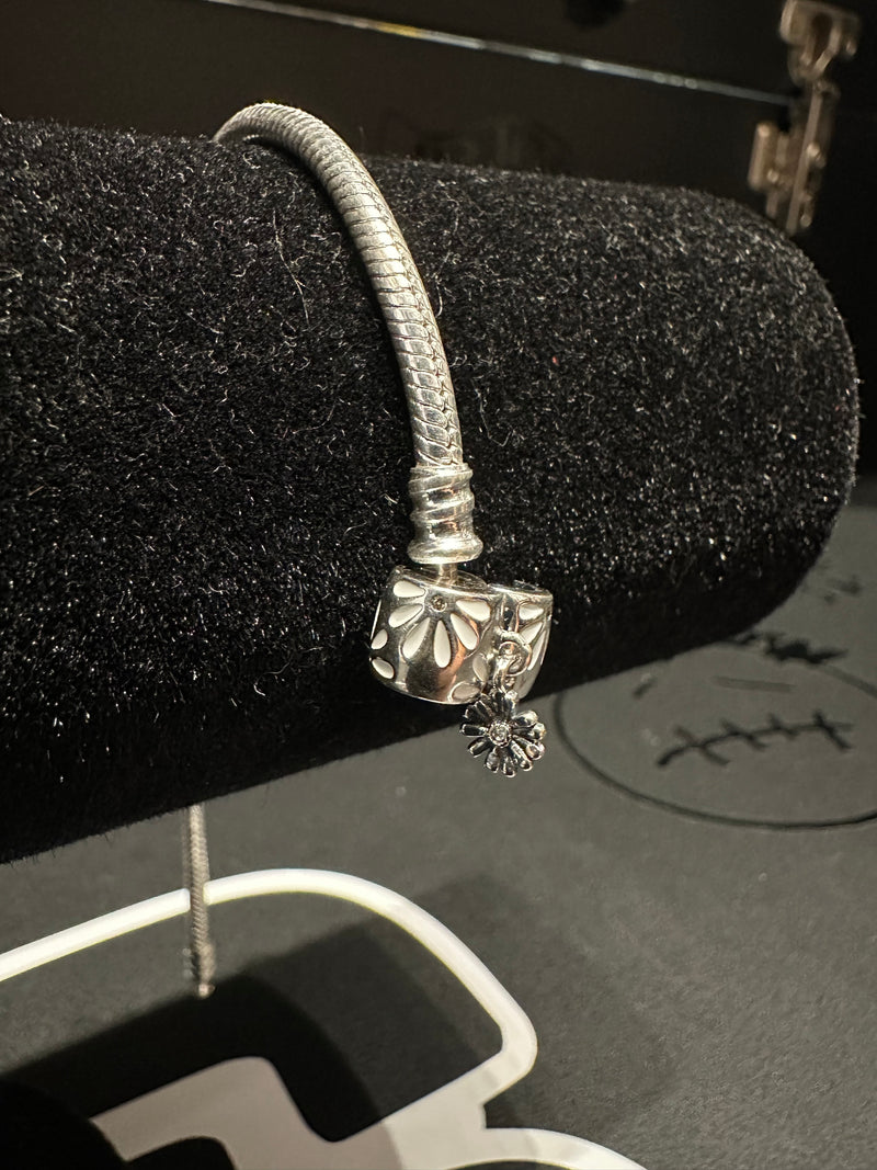Bracelete Pandora Prata com Berloques Flor e Fecho Prata - Pronta Entrega