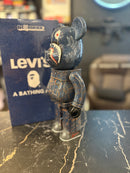 Bearbrick BE@RBRICK BAPE® × Levi's® 400% Colecionável 28cm - Pronta Entrega