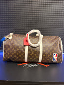 Bolsa Louis Vuitton x NBA Keepall Bandoulière 55 - Pronta Entrega