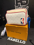 Bolsa Louis Vuitton 2020 LV X NBA WHITE MONOGRAM NIL MESSENGER BAG - Pronta Entrega