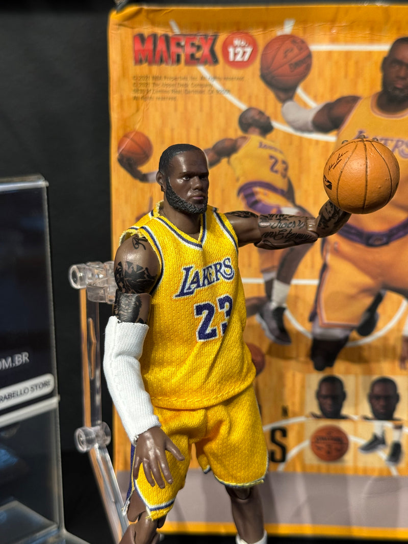 Action Figure LeBron James Lakers No. 127 Medicom Mafex - Pronta Entrega