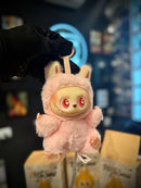 Boneco Labubu “Have a Seat” – Chaveiro | Mini Figura Colecionável Pop Mart - Pronta Entrega