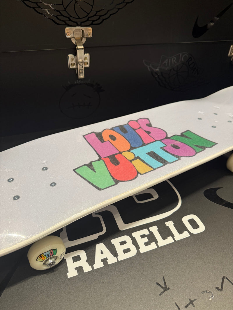 Louis Vuitton Skateboard Monogram Comics - Pronta Entrega