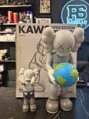 Boneco KAWS THE PROMISE Vinyl Figure Grey - Pronta Entrega