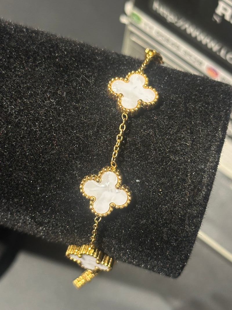 Pulseira Van Cleef Dourada Trevos Brancos - Pronta Entrega