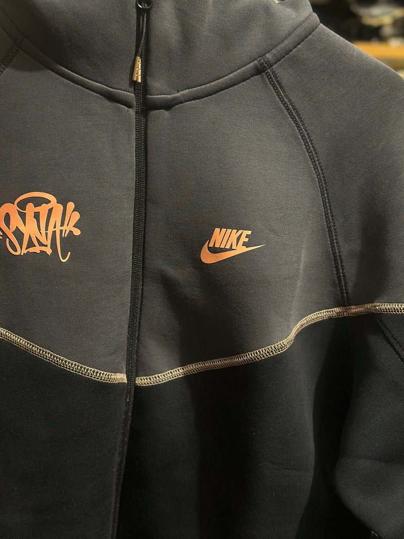 Conjunto Tech Fleece Nike X Syna “Life Of Syn” Black Orange - Pronta Entrega