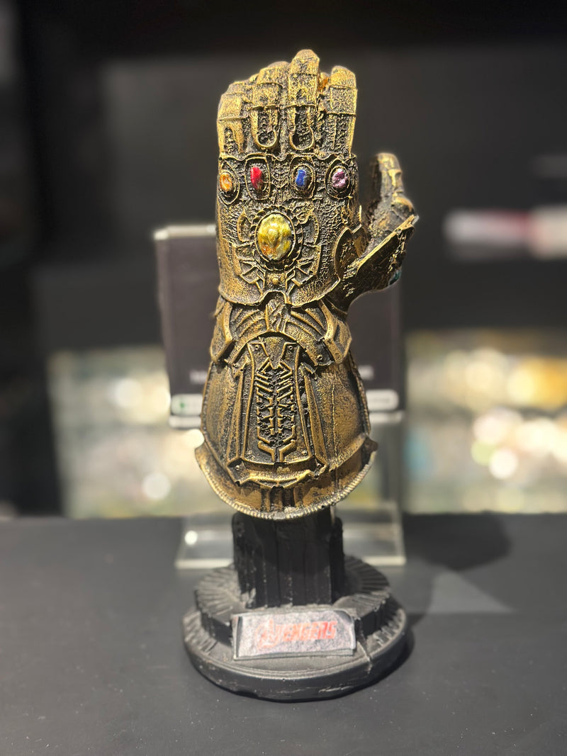 Boneco de Ação Manopla do Infinito Com Joias do Infinito 23cm Resina - Pronta Entrega