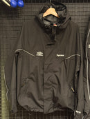 Conjunto Supreme x Umbro GORE-TEX Hooded Jacket & Track Pants - Pronta Entrega